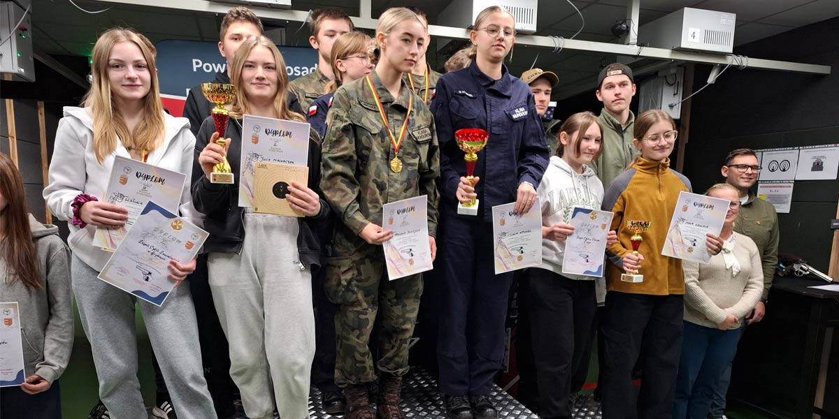 Zwycięzcy stoją na podium