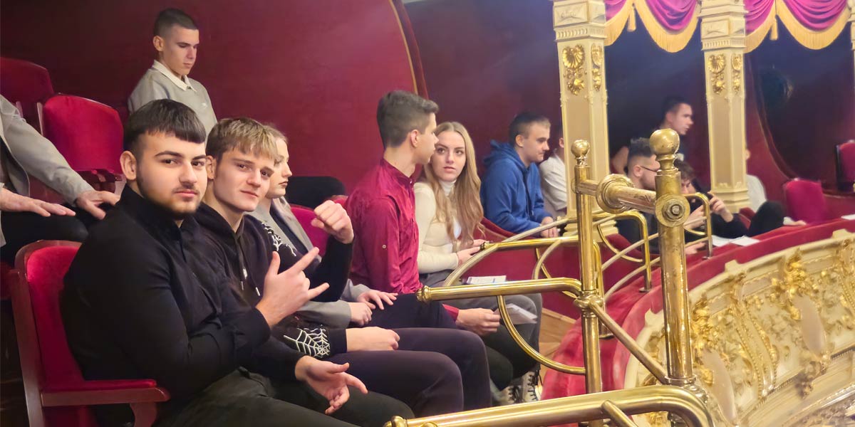 Młodzież siedzi w teatrze