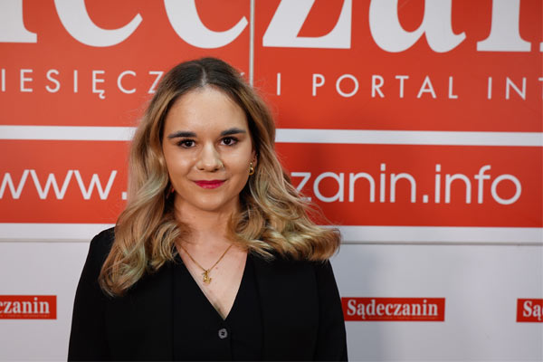 Uczennica natle dekoracji