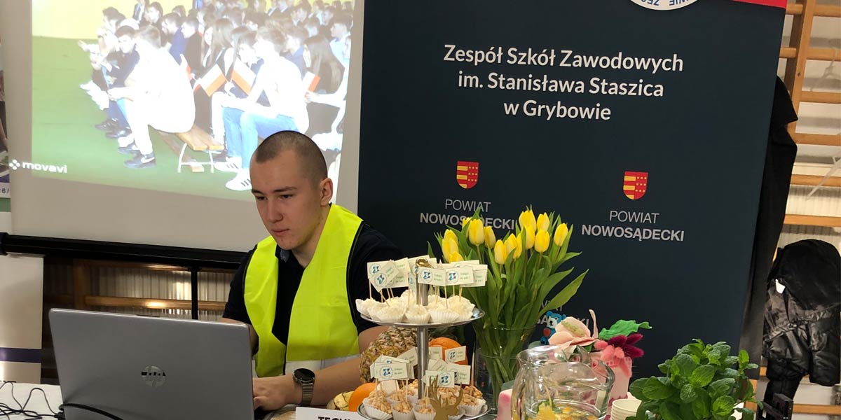 Uczeń siedzi przy stoliku
