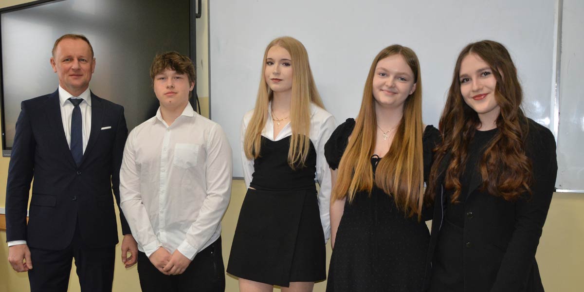 Uczniowie stoją pięknie ubrani