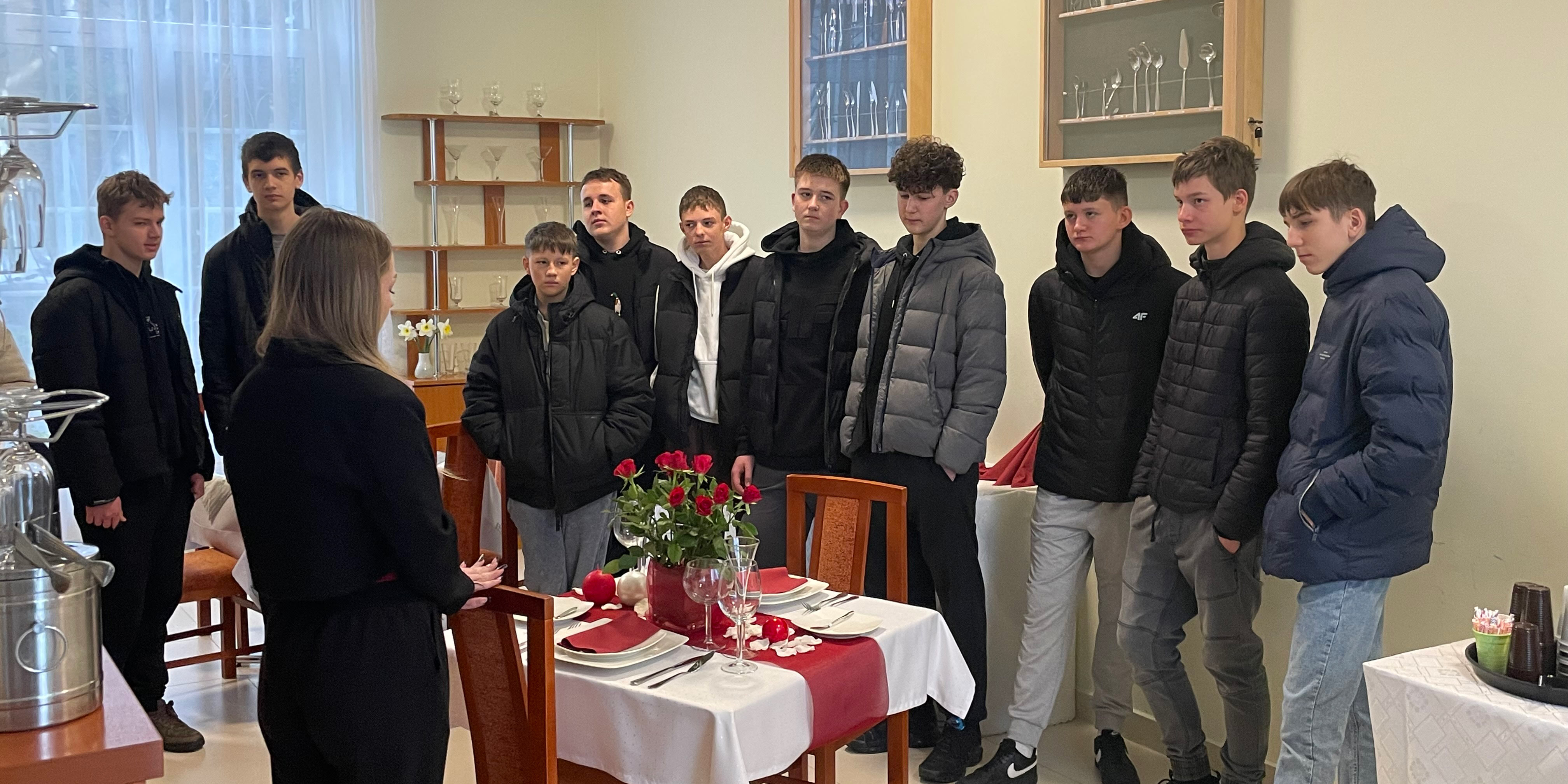 Ósmoklasiści zwiedzają szkołę