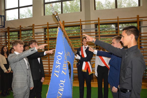 Uczniowie ślubują na sztandar.