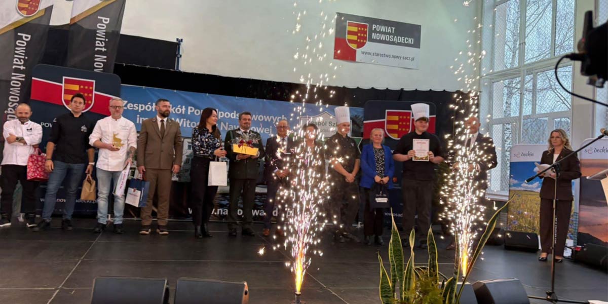 Laureaci konkursu pozują do zdjęcia