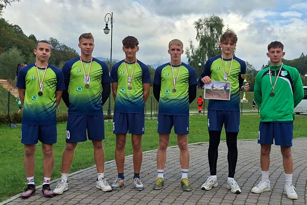 Chłopcy stoją z medalami