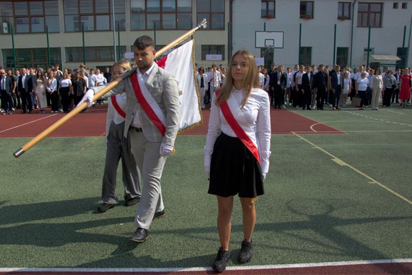 Poczet sztandarowy maszeruje