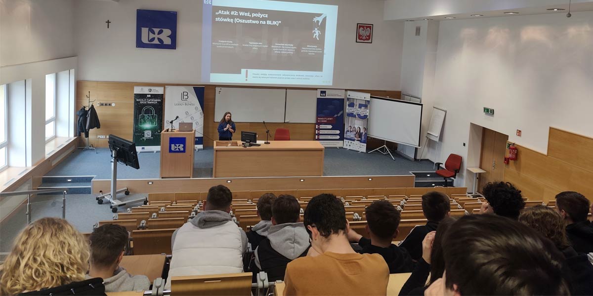 Uczniowie słuchają wykładu
