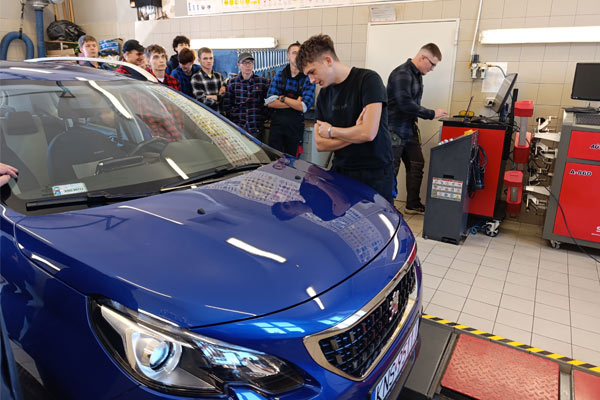 Mechanicy pracują na warsztacie