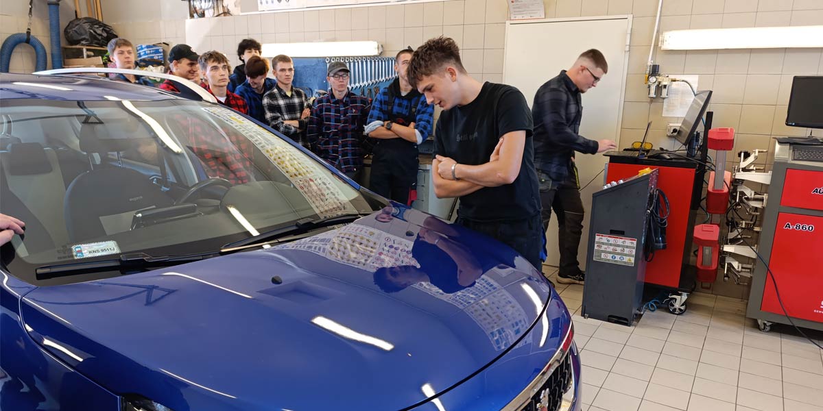 Mechanicy pracują na warsztacie