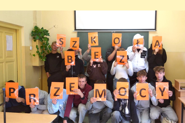 Młodzież z napisem