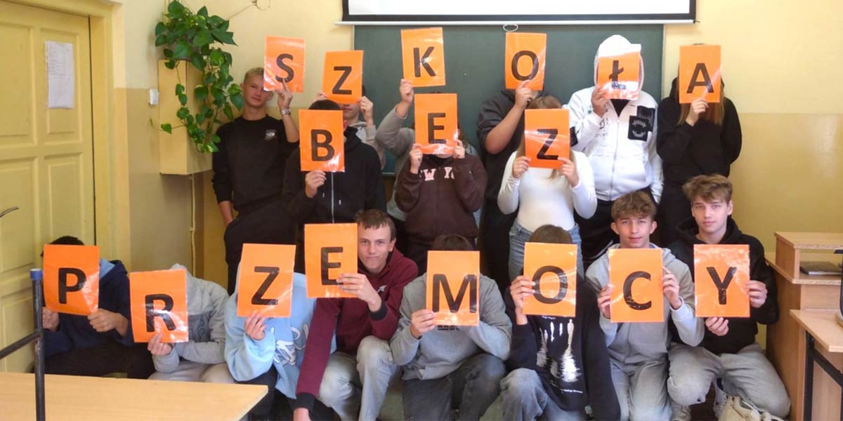 Młodzież z napisem