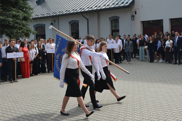 Młodzież ze sztandarem