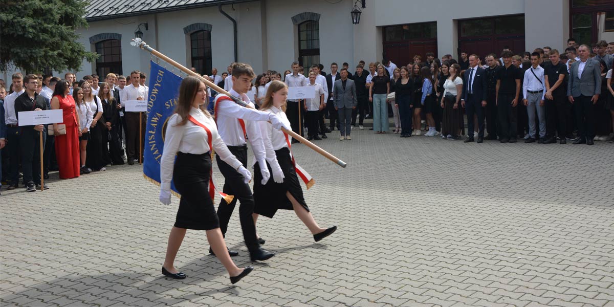Młodzież ze sztandarem